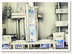 沖縄　EM玉城牧場牛乳　6 . 充填されたパックは口が閉じられて出てきます。 