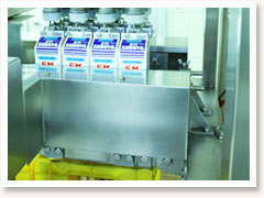 沖縄　EM玉城牧場牛乳　8 . 口が閉じられたパックを機械によってケースに入れます。